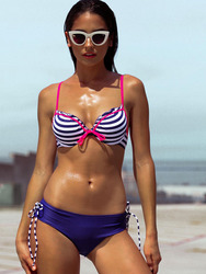 Glamour Model Taylor Hannum In Bikini