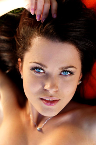 Amelie B Enchants With Her Eyes