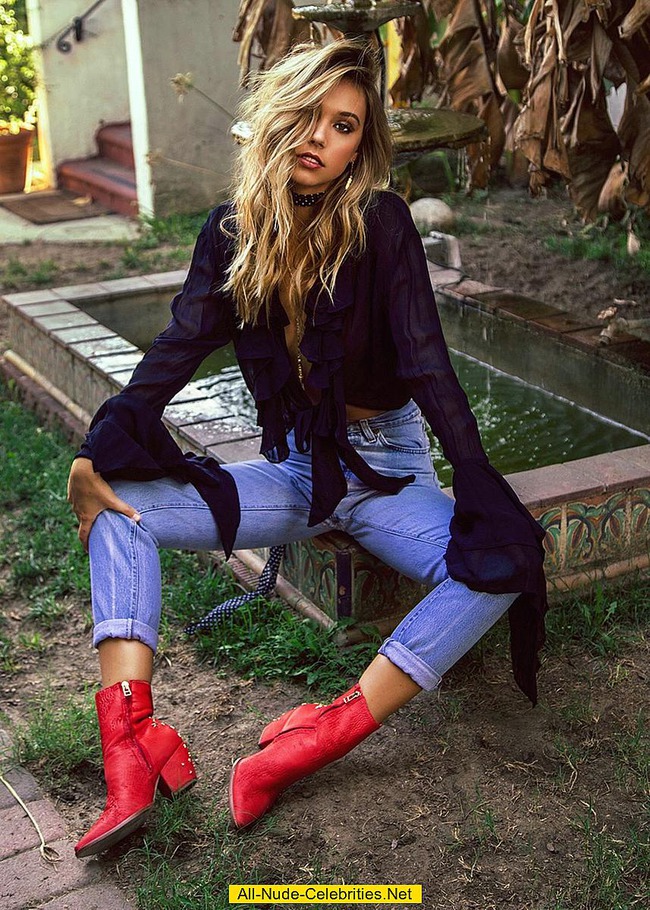Fahionable Alexis Ren 04