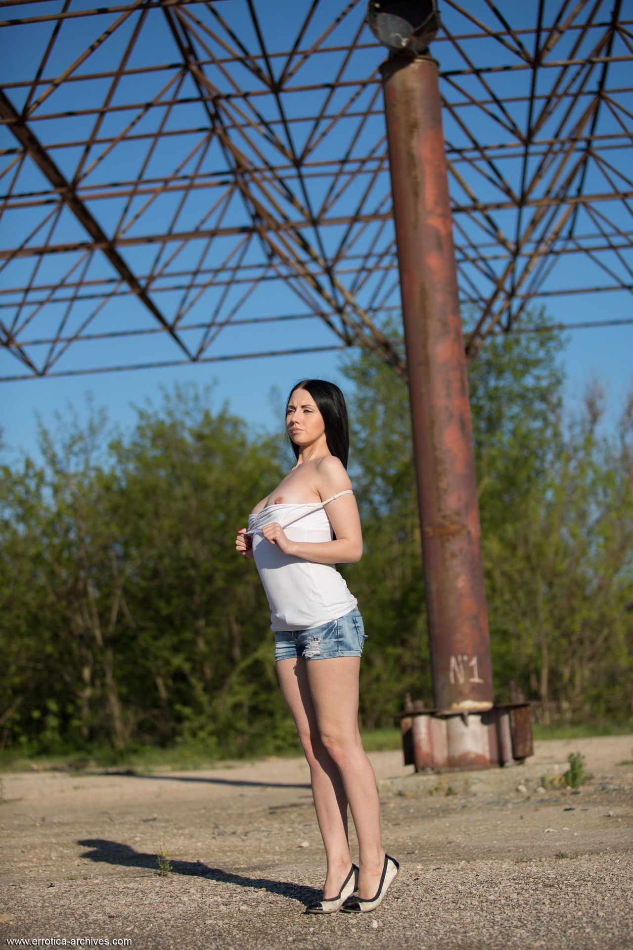 Veronica Snezna Posing 01