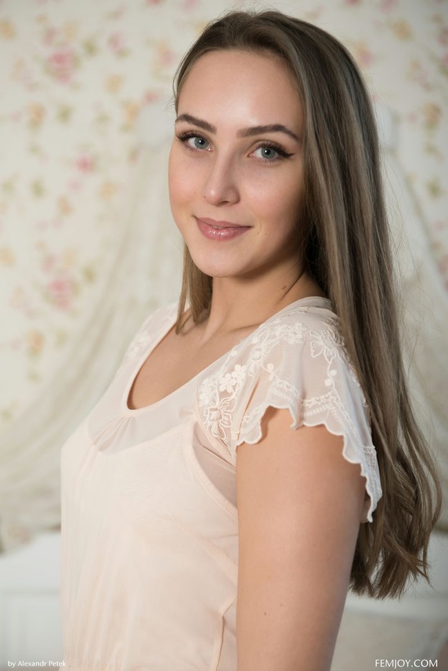 Sexy Teen Emmi T In Bed 00