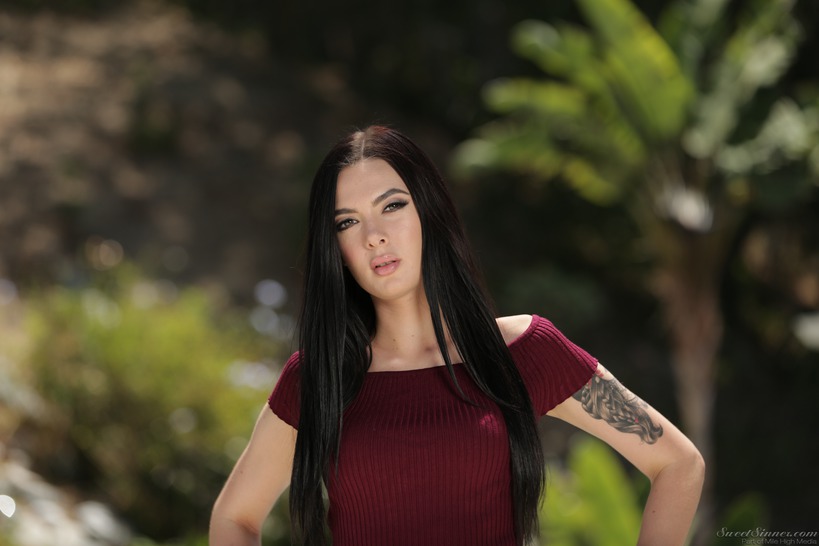 Tattooed Beauty Marley Brinx Stripping Outdoor 01