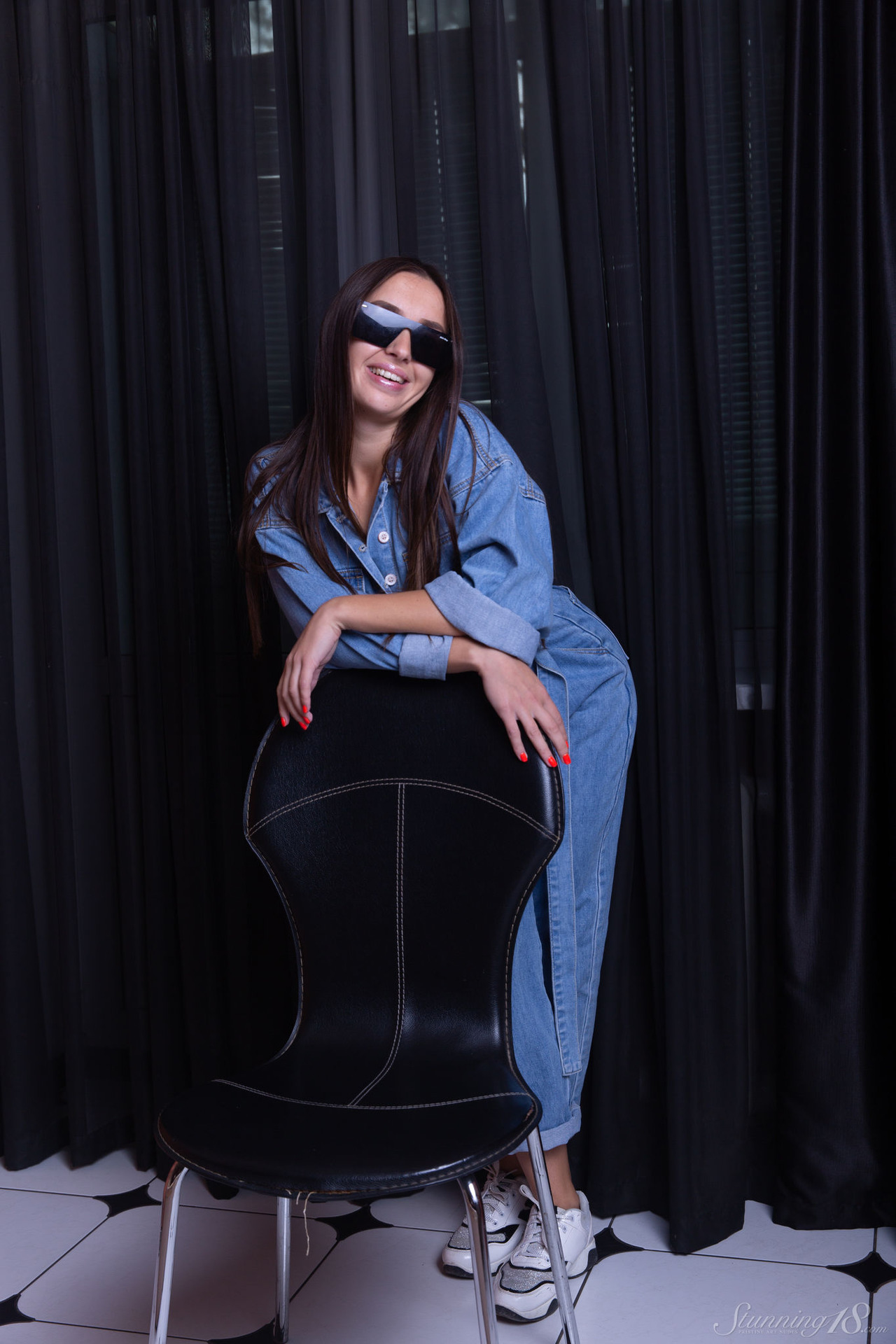 Black curtain 00