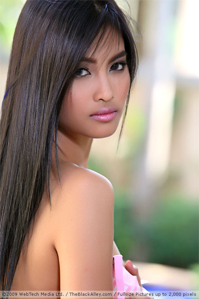 Taeya Sexy Asian Girl Strips In The Garden 11