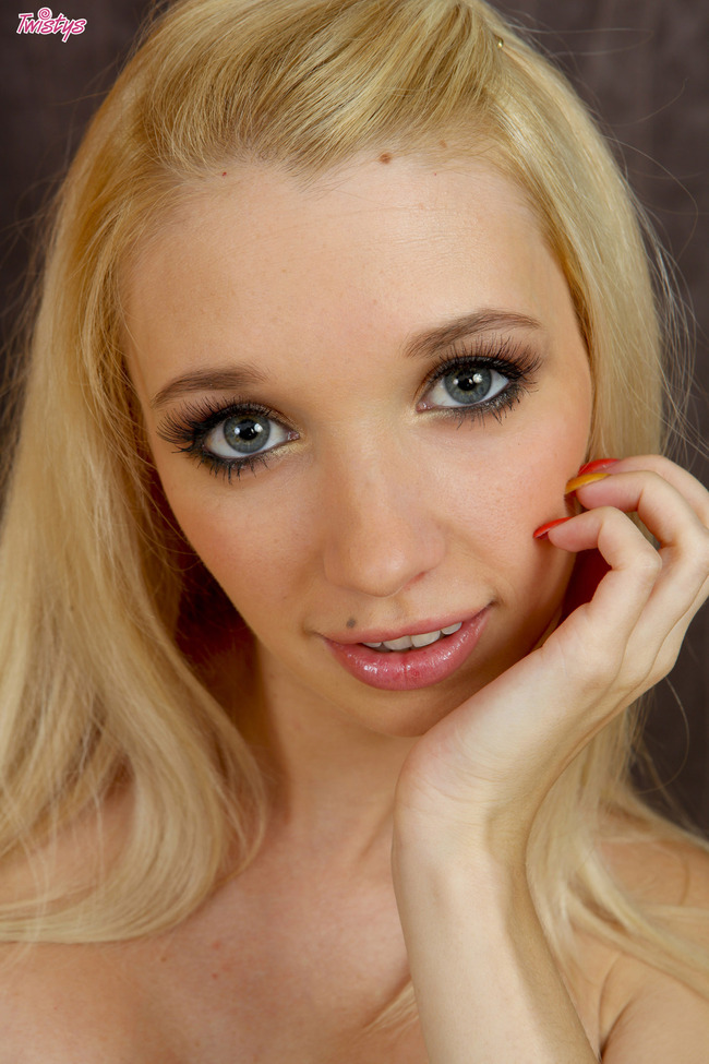 Busty Playful Blondie 01