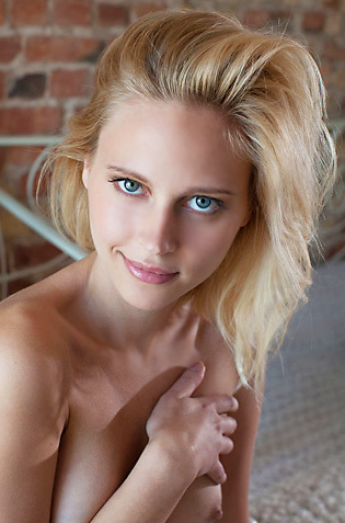 Blonde Babe Skarlett